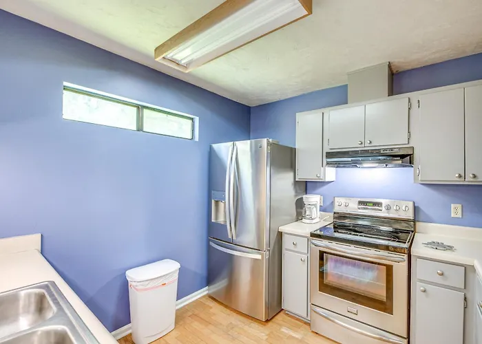 Quiet & Convenient Home, 4 Mi To Lake! Holiday home *