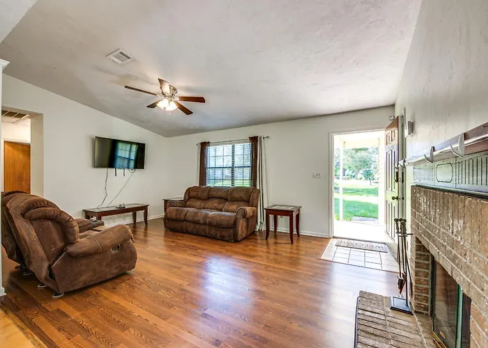 Quiet & Convenient Home, 4 Mi To Lake! Holiday home Tallahassee
