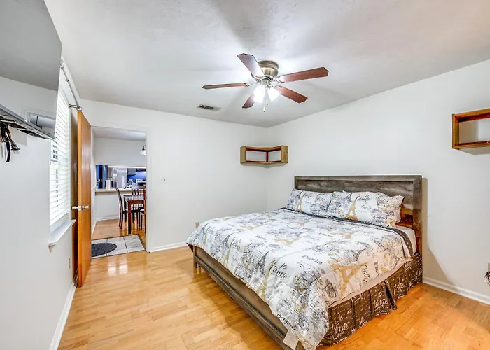 Quiet & Convenient Home, 4 Mi To Lake! Holiday home Tallahassee