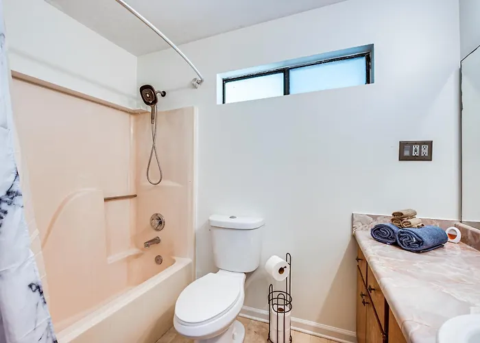 Quiet & Convenient Home, 4 Mi To Lake! *