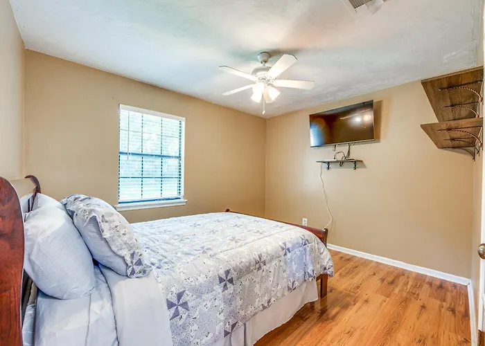 Quiet & Convenient Home, 4 Mi To Lake! Holiday home *