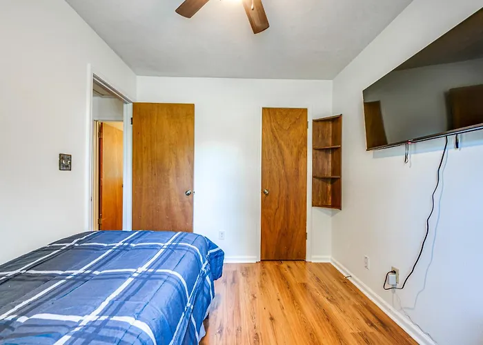 Quiet & Convenient Home, 4 Mi To Lake! *