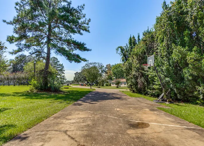 Quiet & Convenient Home, 4 Mi To Lake!